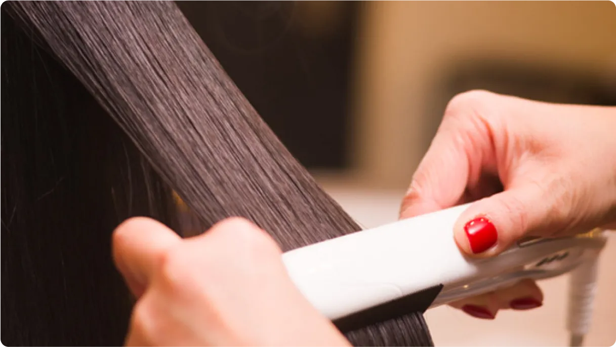 ヘアアイロンの使用イメージ